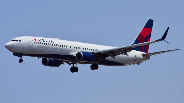 Boeing 737-900 (N922DZ) - Arriving from Salt Lake City.