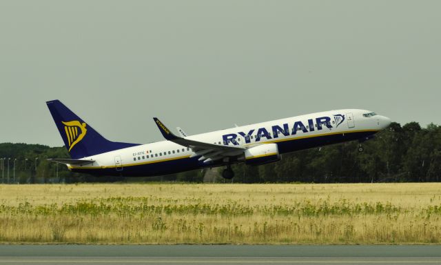 Boeing 737-800 (EI-EFE) - Ryanair Boeing 737-8AS(WL) EI-EFE take off from  Düsseldorf Weeze Airport