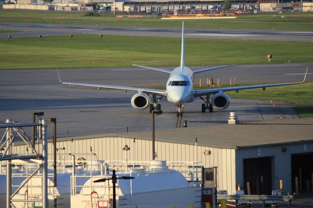 Embraer ERJ-190 (C-FNAQ)