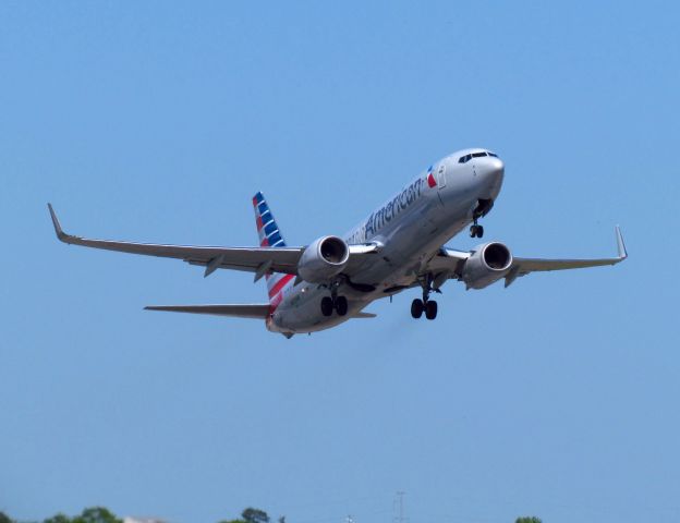 Boeing 737-800 (N933NN)