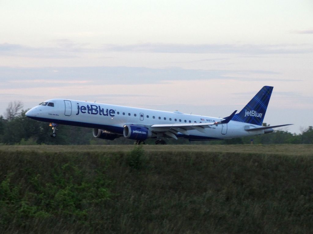 Embraer ERJ-190 (N197JB)