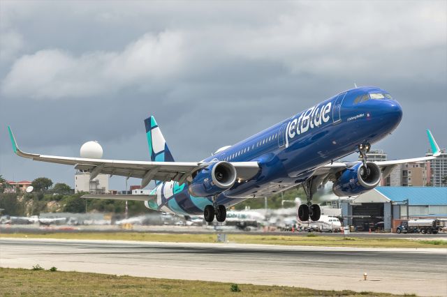 Airbus A321 (N982JB)