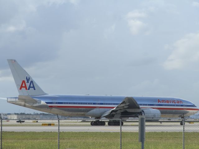 Boeing 777-200 (N784AN)