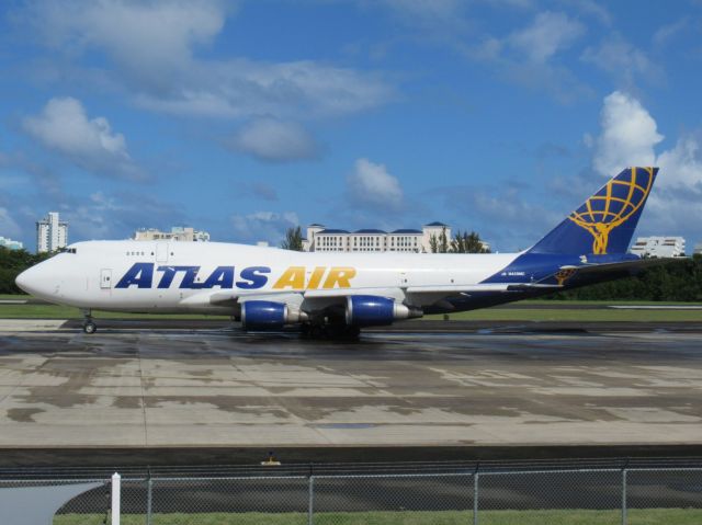 Boeing 747-400 (N429MC)