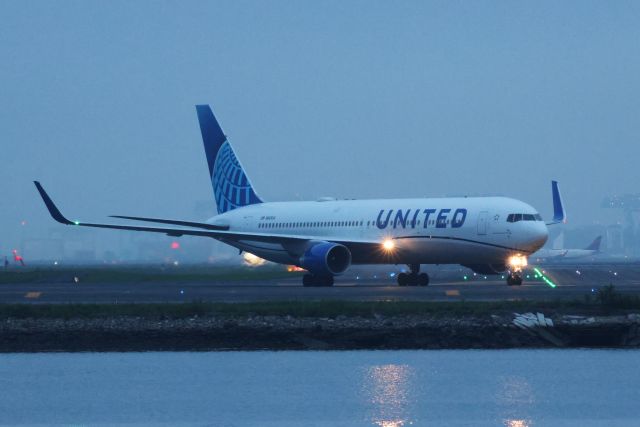 BOEING 767-300 (N665UA) - United B763 EWR weather diversion to Boston Logan. 