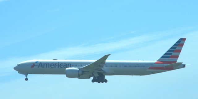 Boeing 777-200 (N733AR)