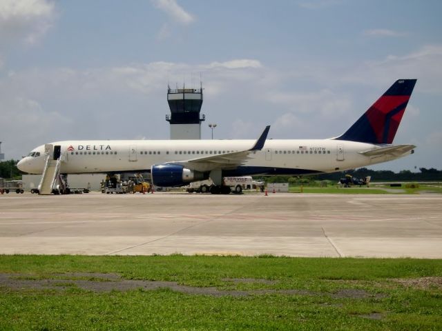 Boeing 757-200 (N723TW) - Conducting a military charter here!