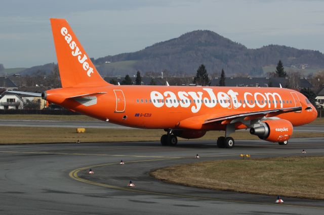 Airbus A320 (G-EZUI)