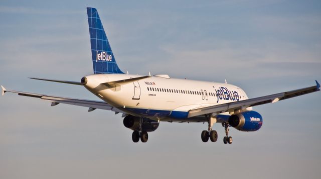 Airbus A320 (N662JB) - JetBlue A320 - Glad to Be Blue - on FlightAware.Com !