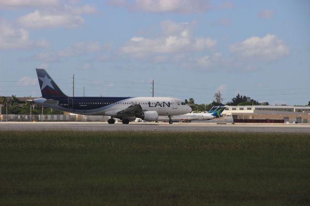 Airbus A320 (CC-BFA) - Taking off from Miamis runway 08R