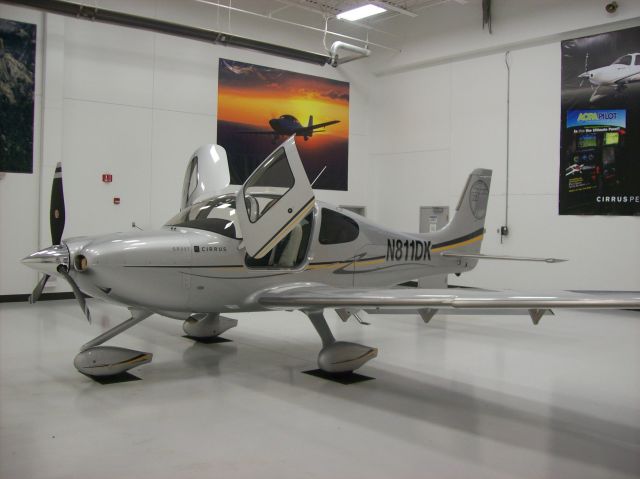 Cirrus SR-22 (N811DK)