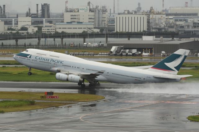 Boeing 747-400 (B-HUJ)