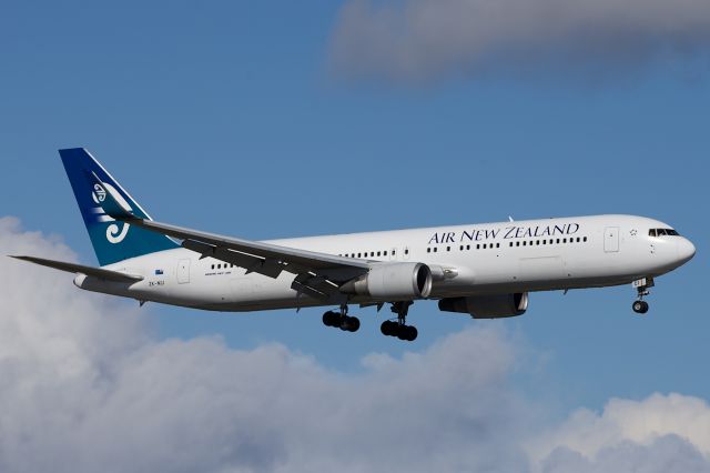 BOEING 767-300 (ZK-NCI) - NZ119, SHORT FINAL RWY25