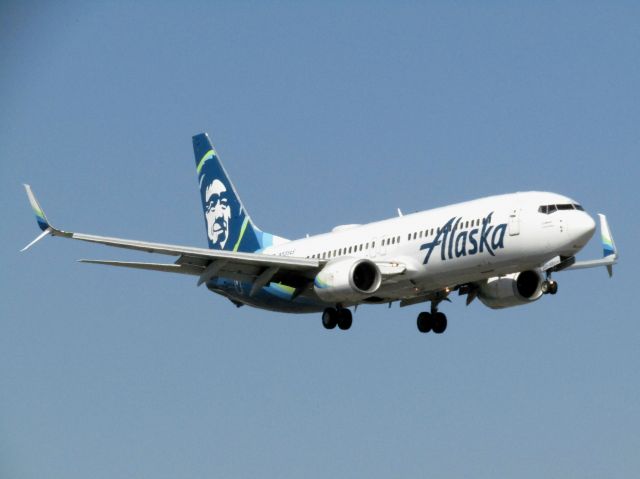 Boeing 737-800 (N531AS) - Landing RWY 20R