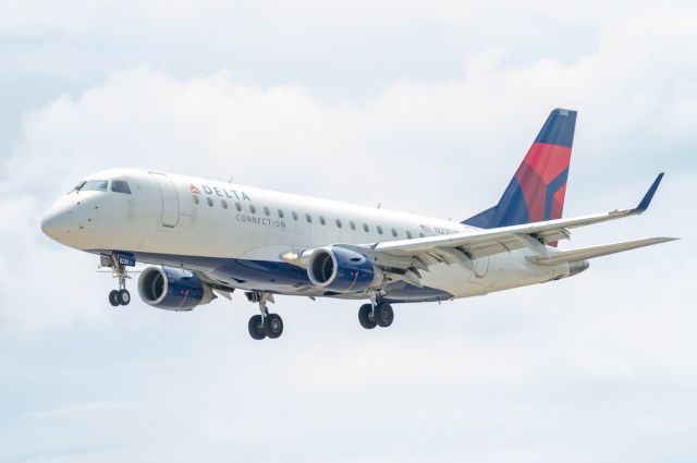 Embraer 175 (N230JQ) - Ship 8230 coming in at Norfolk International Airport, 09/10/2022