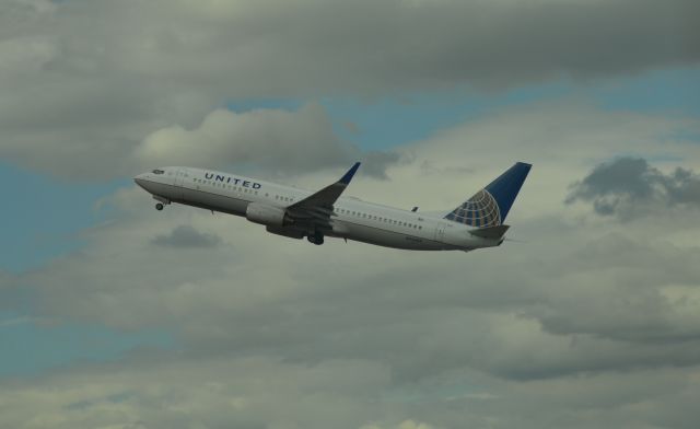 Boeing 737-900 (N76503) - Taking off from PDX