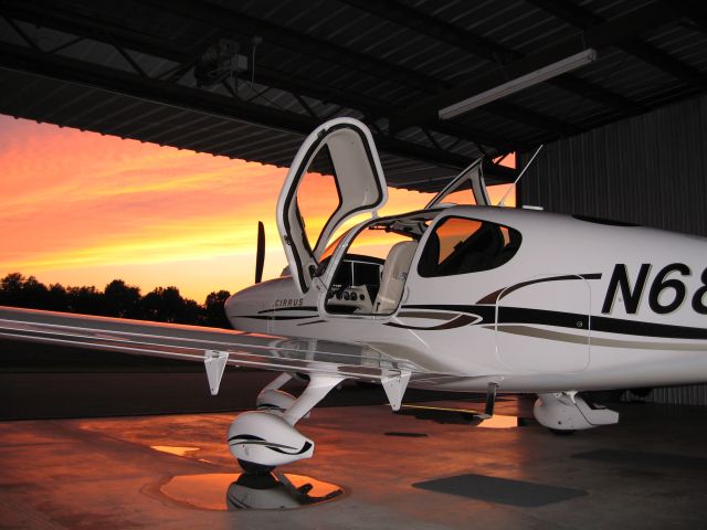 Cirrus SR-20 (N680EC)