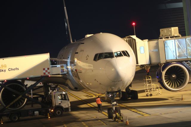 Boeing 777-200 (N218UA)