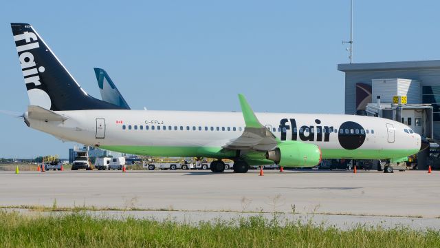 Boeing 737-800 (C-FFLJ)