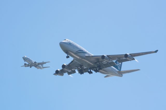 — — - Tandem landing at SFO