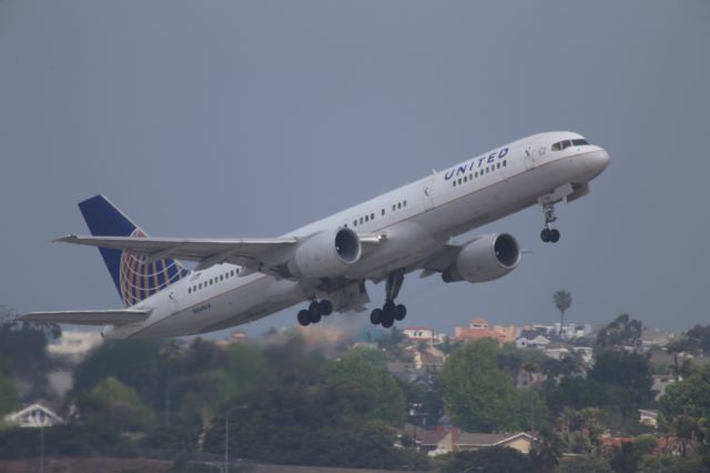Boeing 757-200 (N560UA)