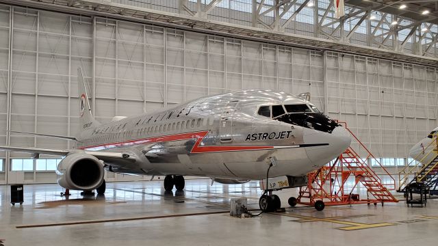 N3JP — - AA's retro 737-800 in our new hanger at ORD. 