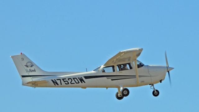 Cessna Skyhawk (N752DW)