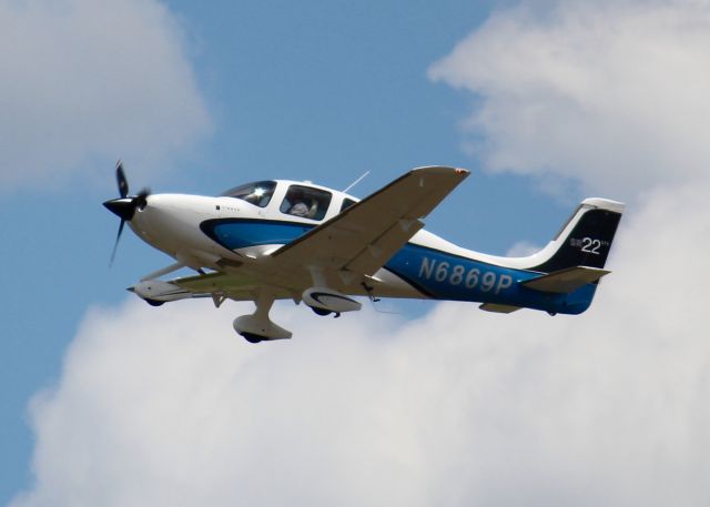 Cirrus SR-22 (N6869P) - At Downtown Shreveport.