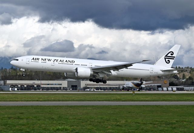 BOEING 777-300 (ZK-OKU)