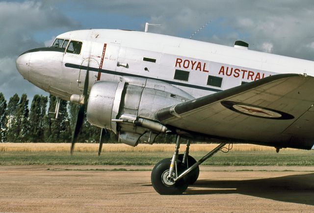 A6595 — - AUSTRALIA AIR FORCE - DOUGLAS C-47B SKYTRAIN (DC-3) - REG : A65-95 (CN 16348/33096) - GAWLER ASIRPORT SA. AUSTRALIA - YGAW (11/11/1984)