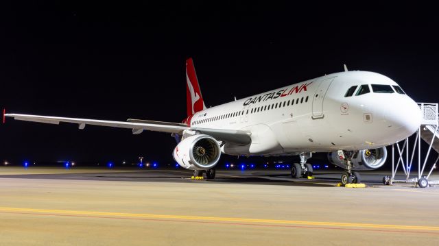 Airbus A320 (VH-UVO)