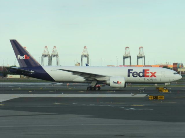BOEING 777-200LR (N896FD)