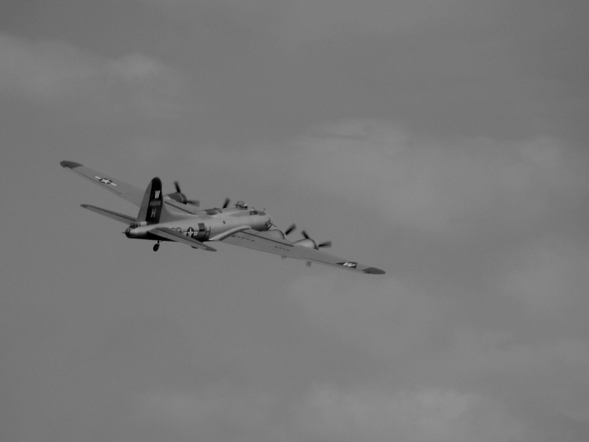 Boeing B-17 Flying Fortress (N5107N) - Tha Experimental Aircraft Associations "Aluminum Overcast" banks into another age as she climbs out from the active at Blue Grass airport (KLEX)... she is visiting the Aviation Museum of Kentucky.