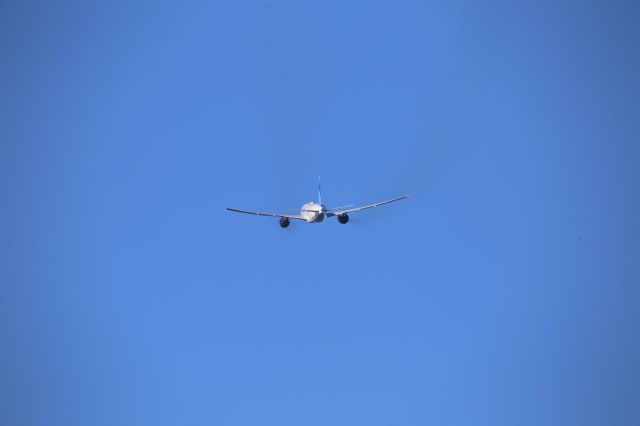 Boeing 777-200 (N213UA)