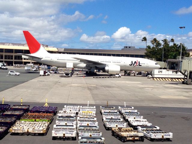 Boeing 777-200 (JA703J) - Preparing for departure in Honolulu.