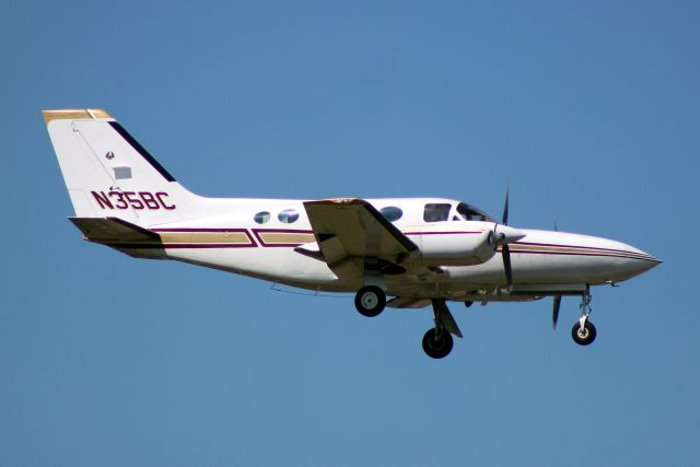 Cessna 421 (N35BC) - On final approach for rwy 07 on 22-Oct-14 arriving from KFXE.