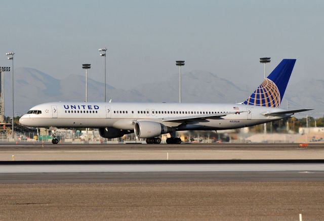 Boeing 757-200 (N535UA)