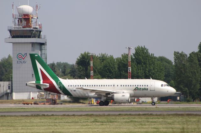 Airbus A319 (EI-IMH) - NEW LIVERY