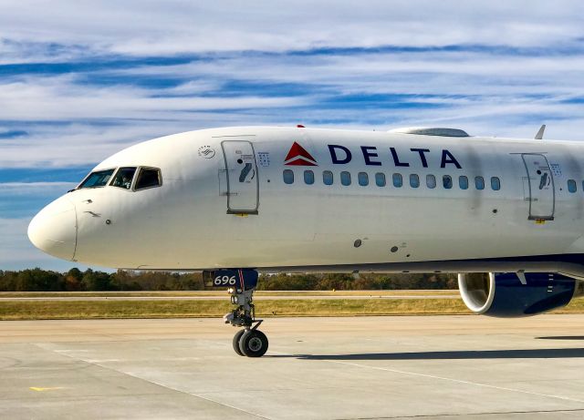 Boeing 757-200 (N696DL) - Duke Football team coming to play Clemson.