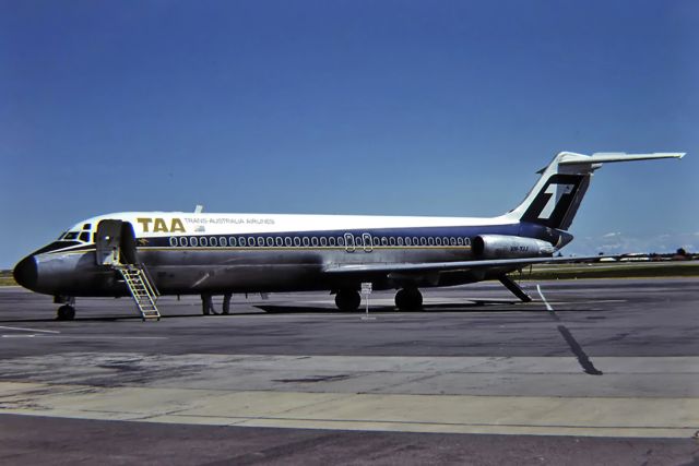 McDonnell Douglas DC-9-30 (VH-TJJ) - TRANS AUSTRALIA AIRLINES - McDONNELL DOUGLAS DC-9-31 - REG : VH-TJJ (CN 47007/87) - ADELAIDE INTERNATIONAL. AIRPORT ADELAIDE SA. AUSTRALIA - YPAD 6/5/1975