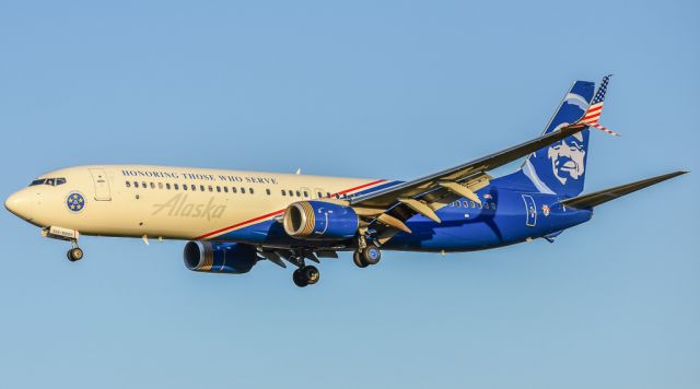 Boeing 737-900 (N265AK) - Alaska Airlines in the Honoring Those Who Served livery passes over me on the way into BWI.