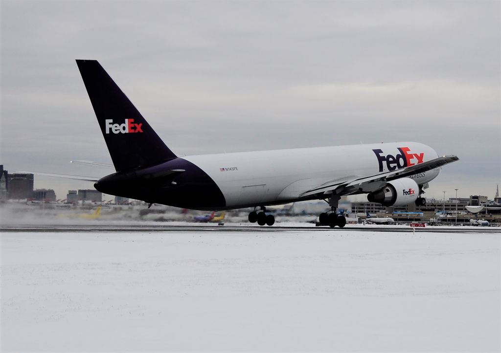 BOEING 767-300 (N145FE)