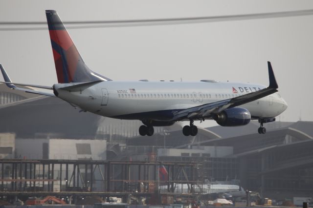 Boeing 737-800 (N3760C)