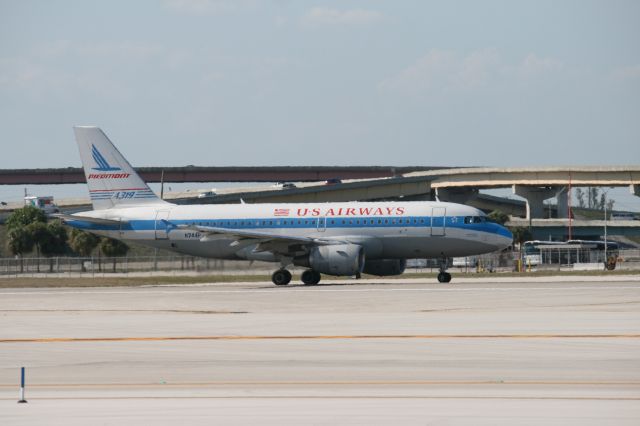 Airbus A319 (N744P)