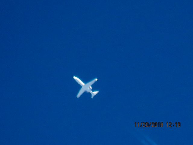 Learjet 40 (N18AX)