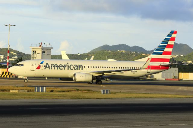 Boeing 737-800 (N930AN)