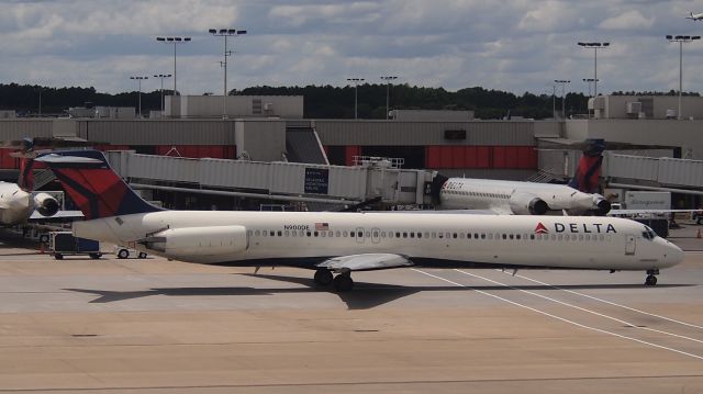 McDonnell Douglas MD-88 (N900DE)