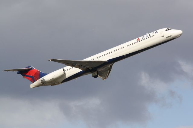 McDonnell Douglas MD-88 (N911DE) - Delta Flight 1671 (N911DE) departs Sarasota-Bradenton International Airport enroute to Hartsfield-Jackson Atlanta International Airport