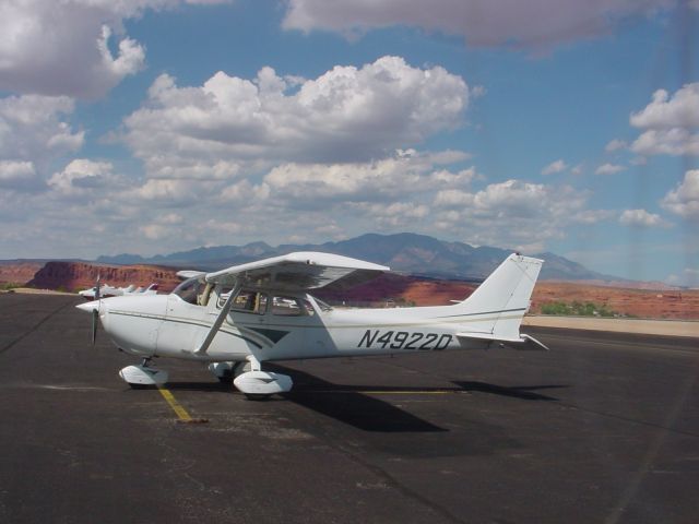 Cessna Skyhawk (N4922D)