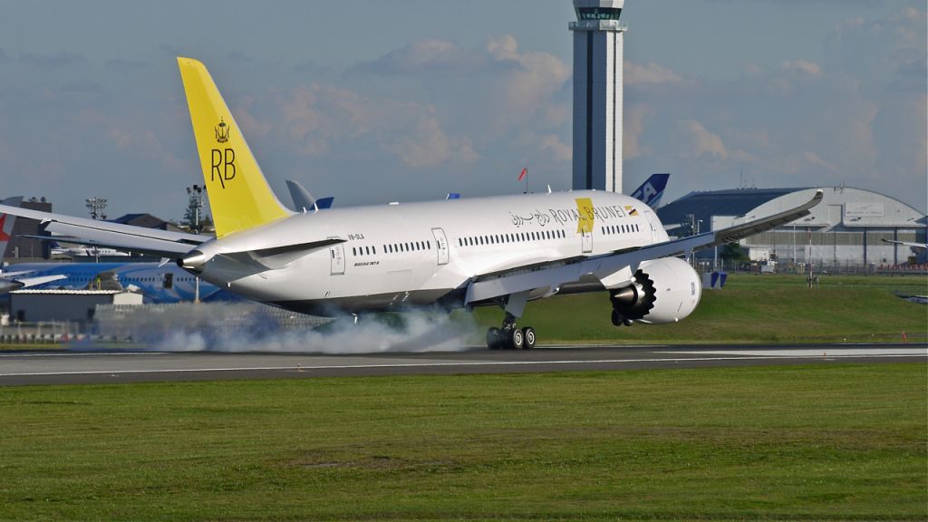 Boeing 787-8 (V8-DLA) - BOE445 lands on Rwy 16R to complete a flight test on 9.26/13. (LN:128 cn _____).